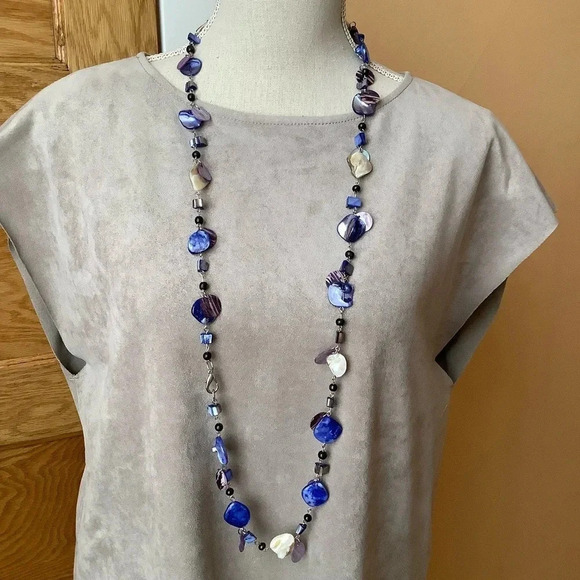 2/$30 VINTAGE Iridescent Blue Shell Necklace - Picture 1 of 10